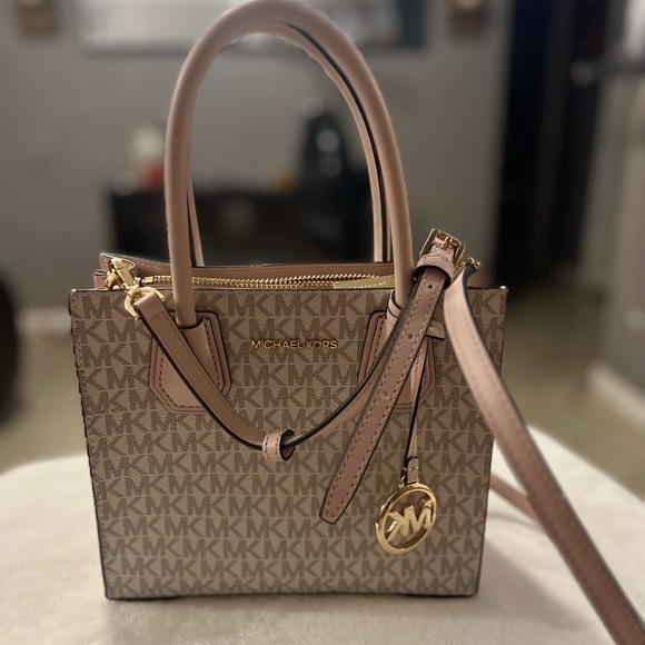 Michael Kors Handbags - MICHAEL KORS MERCER MEDIUM MESSENGER CROSSBODY
SATCHEL POWDER